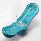 TENGA FLIP ORB OCEAN BLUE в отворено положение с бистра вода, която се стича във вътрешността с релефни текстури и сини сфери