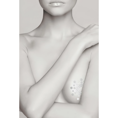 Украшения за гърди Mimi на Bijoux Indiscrets – модел със скръстени ръце носи сребристо украшение от малки кръгчета