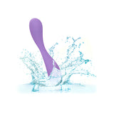 Лилавият вибратор Contour Demi, потопен в пръски вода, показва водоустойчивостта му