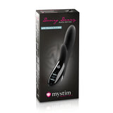 Черна кутия на Daring Danny Black Edition на mystim с надпис „with Vibration & E-Stim“ и черен вибратор с контролен панел на лицето