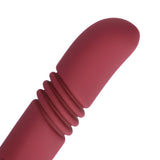 Close-up на извития връх и релефните пръстени на бордо вибратор Shots Double-Sided Thrusting от мек силикон
