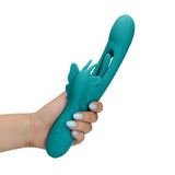 Вибратор Flapping G-Spot Butterfly на Shots в тюркоазен цвят, държан в ръка за показване на размера, с пеперуда и подвижно рамо