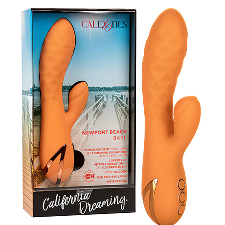 Вибратор Newport Beach Babe в оранжев цвят до кутията си от серията California Dreaming на CalExotics с морски пейзаж и дървен кей