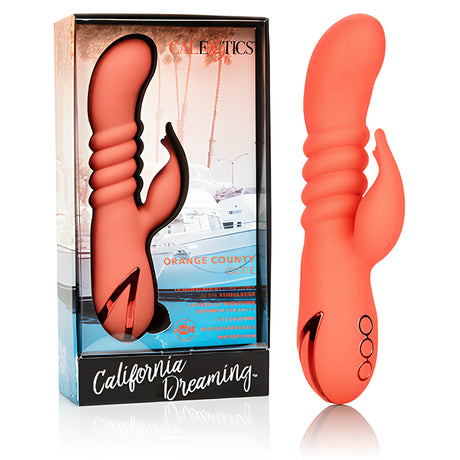 Вибратор Orange Country Cutie в корала до опаковката си California Dreaming на CalExotics с изглед към пристанище с яхти