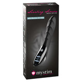 Черна кутия на вибратор Sizzling Simon Black Edition на Mystim с надпис „with Vibration & E-Stim“ и изображение на уреда с контролен панел