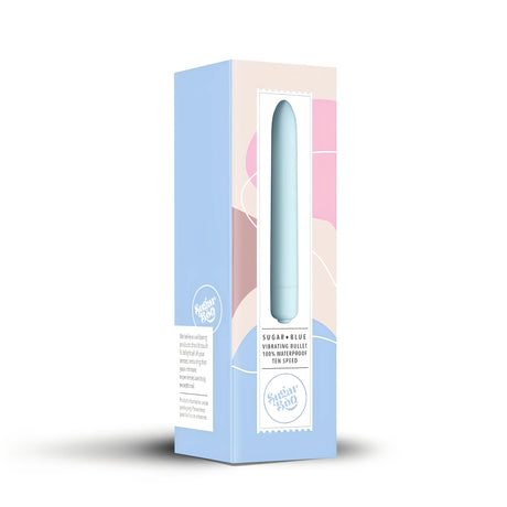 Пастелносиня кутия на вибратор SugarBoo Sugar Blue с прозорец, през който се вижда светлосиният вибратор, и текст за 10 скорости и водоустойчивост