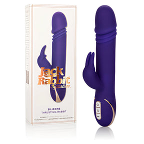 Вибратор Thrusting Rabbit Signature в лилаво до бялата си кутия с надпис Jack Rabbit Signature, три бутона за управление и златист детайл