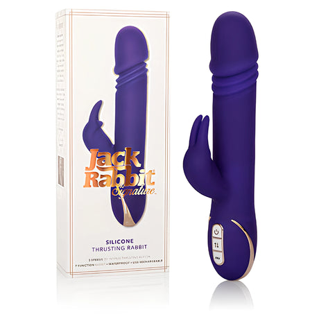 Вибратор Thrusting Rabbit Signature в лилаво до бялата си кутия с надпис Jack Rabbit Signature, три бутона за управление и златист детайл