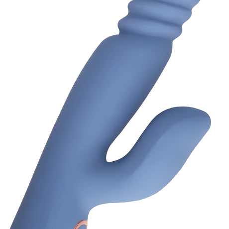 Близък план на синия силиконов вибратор Warming Rotating Beads and Thrusting на Shots с ребрен връх и извито рамо