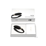 Lelo Noa: бялата кутия с надпис „Premium Couples' Massager“ и отворена кутия с черния масажатор със златист detail до бяла карта с лого
