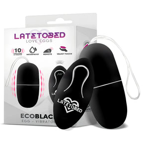 Виброяйце Ecoblack на LateToBed в черно с дистанционно, пред кутията с надписи за 10 функции, водоустойчивост и мек на допир материал