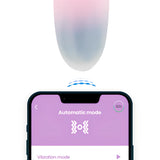 Виброяйце IntoYou App Series в синьо и лилаво над смартфон с приложението, показващо Automatic mode и заряд 93%