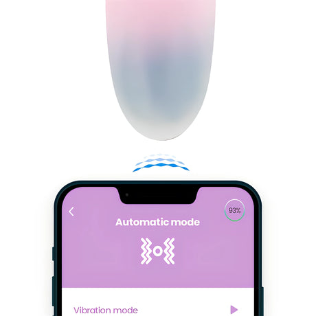 Виброяйце IntoYou App Series в синьо и лилаво над смартфон с приложението, показващо Automatic mode и заряд 93%