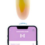 Виброяйце IntoYou App Series в жълто и оранжево над екран на телефон с приложението в режим Automatic mode и заряд 93%