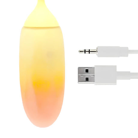 Виброяйце IntoYou App Series в жълто-оранжев градиент и зареждащият кабел с USB накрая и 3,5 мм накрайник до него
