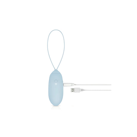 Синьо виброяйце Luv Egg с гъвкава примка за издърпване, свързано с бял USB кабел за зареждане