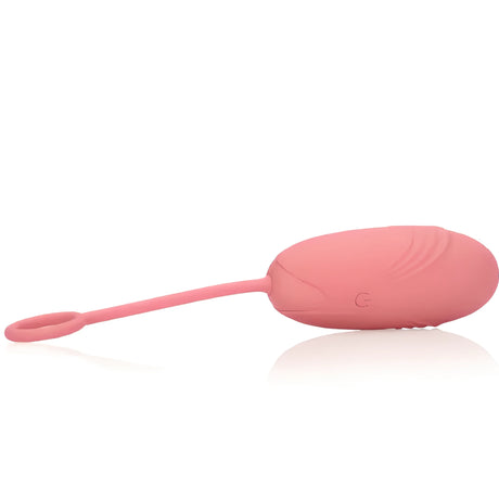 Розово виброяйце Ultra Soft Silicone на Shots, страничен изглед с бутон за управление и силиконов ластик с примка за изваждане