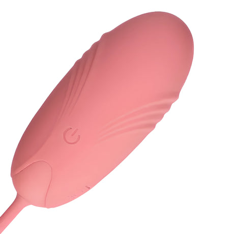 Близък план на розовото силиконово виброяйце Ultra Soft Silicone с релефни ивици отстрани, бутон за включване и тънък шнур в долния край
