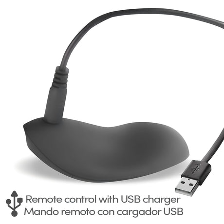 Черното дистанционно на виброяйцето Adoree, свързано с USB кабел за зареждане; надпис: дистанционно с USB зарядно