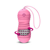 Виброяйце Hiibo Vibrating and Rotating в розово с изрязан срез, показващ въртящи се метални топчета вътре, и стрелки за въртенето