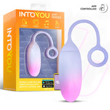 Оранжева кутия на IntoYou App Series с виброяйце в преливащо синьо-розово, до него самото яйце с връзка и пръстен, надпис „App controlled“