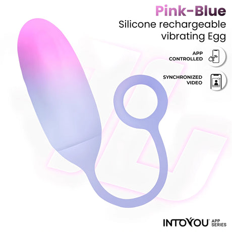 Виброяйце IntoYou App Series Pink-Blue с розово-син преливащ цвят и гъвкава силиконова примка; надписи за управление с приложение и синхронизирано видео