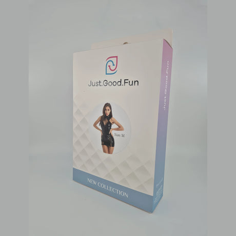 Кутия на wetlook мини рокля в черно, размер M, с логото Just.Good.Fun, надпис New Collection и модел на лицевата страна