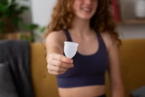 Жена държаща менструална чашка