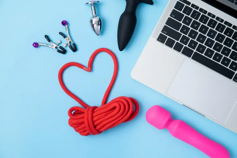 Селекция от секс играчки и лаптоп – символ на съвременната сексуална култура и онлайн образование