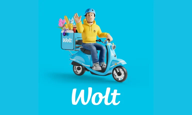 Куриер на Wolt доставя поръчка с усмивка – новото партньорство с Cleopatrabg.com стартира